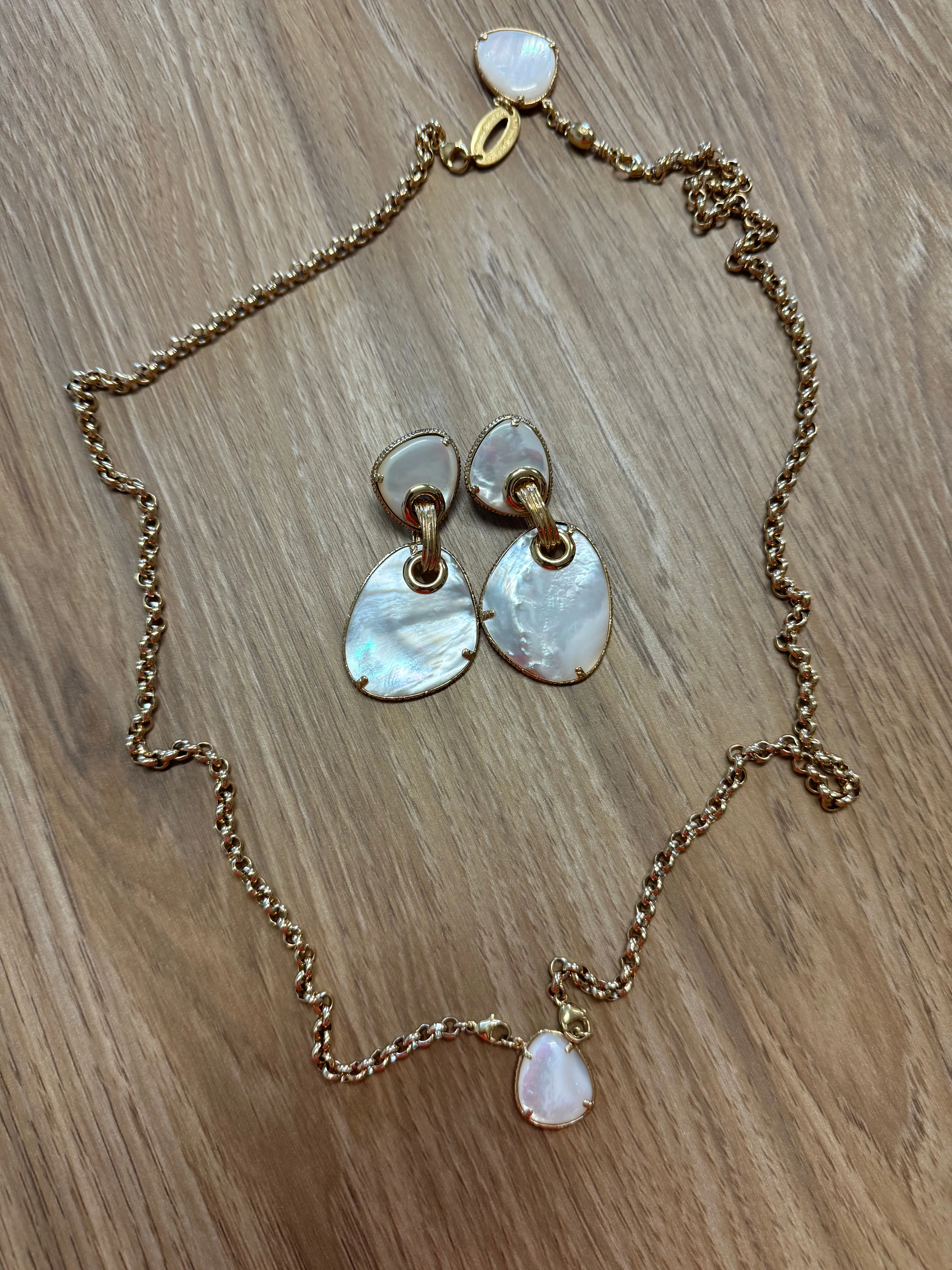 Scapulaire Silia Necklace in White Mother of Pearl & Gold with Belcher Chain